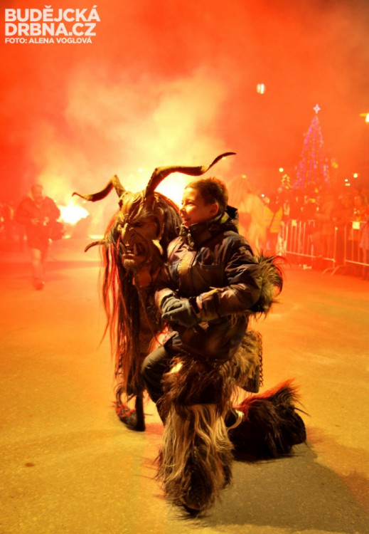 Vyfotit se takto s krampusem se nepovede jen tak někomu