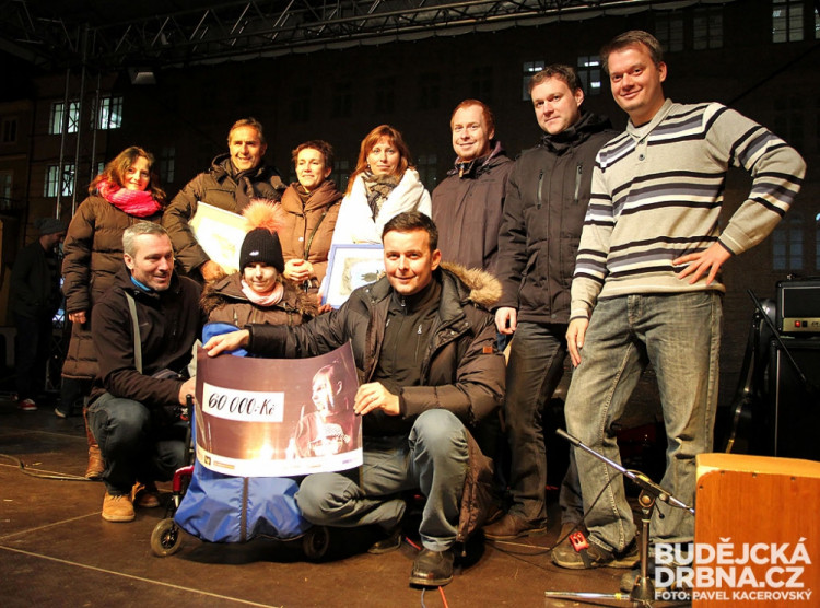 The Greens předali Barunce Sedláčkové šek na 60 tisíc korun