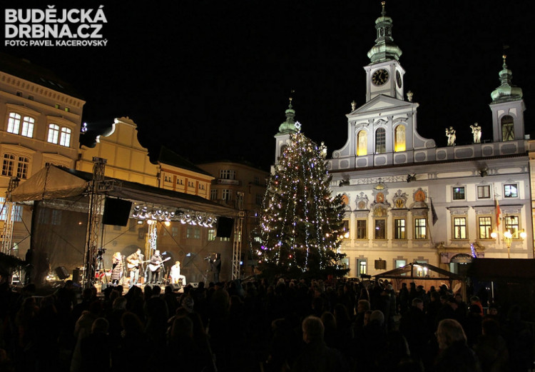 Na náměstí si našlo cestu několik stovek diváků