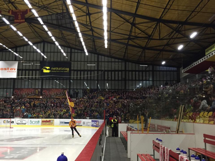 Motoráci obsadili Horácký zimní stadion v Jihlavě
