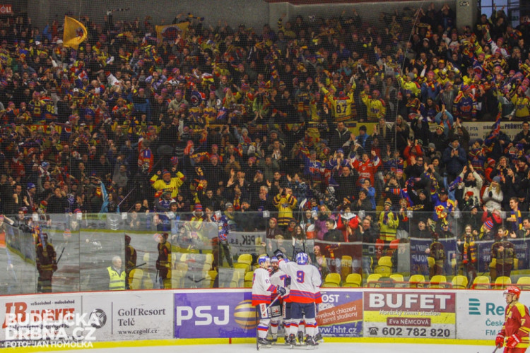 Motoráci obsadili Horácký zimní stadion v Jihlavě