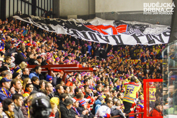 Motoráci obsadili Horácký zimní stadion v Jihlavě