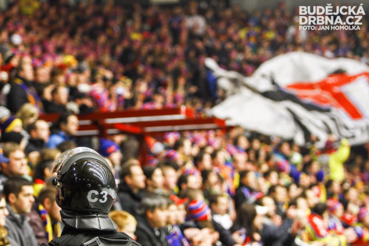 Motoráci obsadili Horácký zimní stadion v Jihlavě