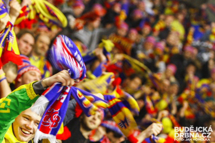 Motoráci obsadili Horácký zimní stadion v Jihlavě