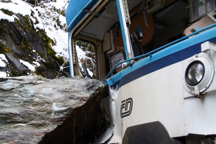 Na Semilsku narazil vlak do kamení, devět zraněných