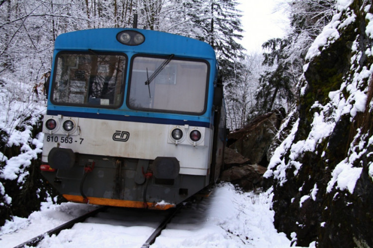 Na Semilsku narazil vlak do kamení, devět zraněných