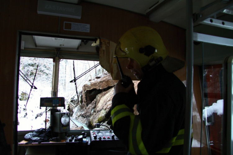 Na Semilsku narazil vlak do kamení, devět zraněných