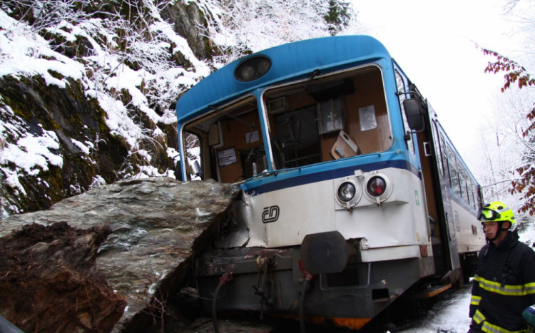 Na Semilsku narazil vlak do kamení, devět zraněných