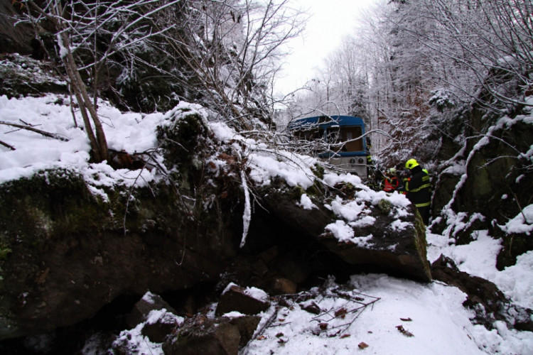 Na Semilsku narazil vlak do kamení, devět zraněných