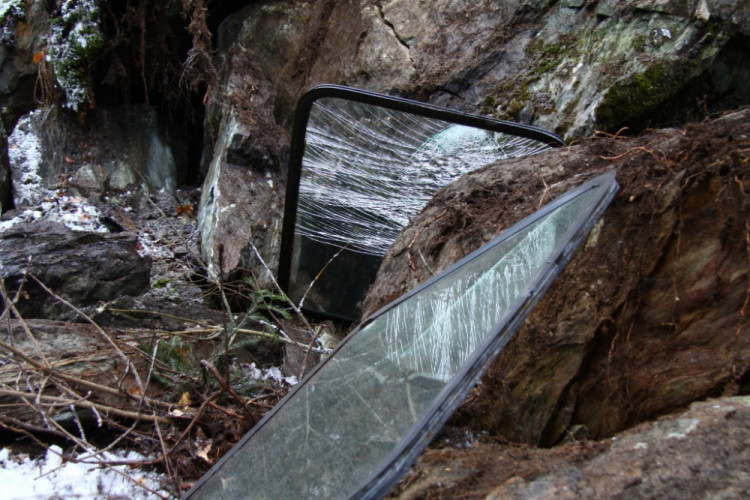 Na Semilsku narazil vlak do kamení, devět zraněných