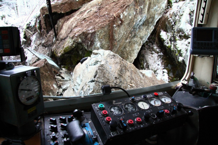 Na Semilsku narazil vlak do kamení, devět zraněných