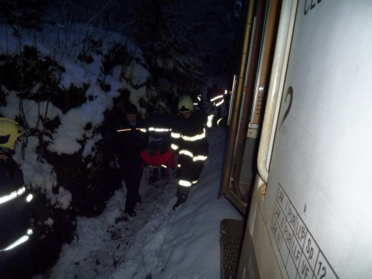 Na Semilsku narazil vlak do kamení, devět zraněných