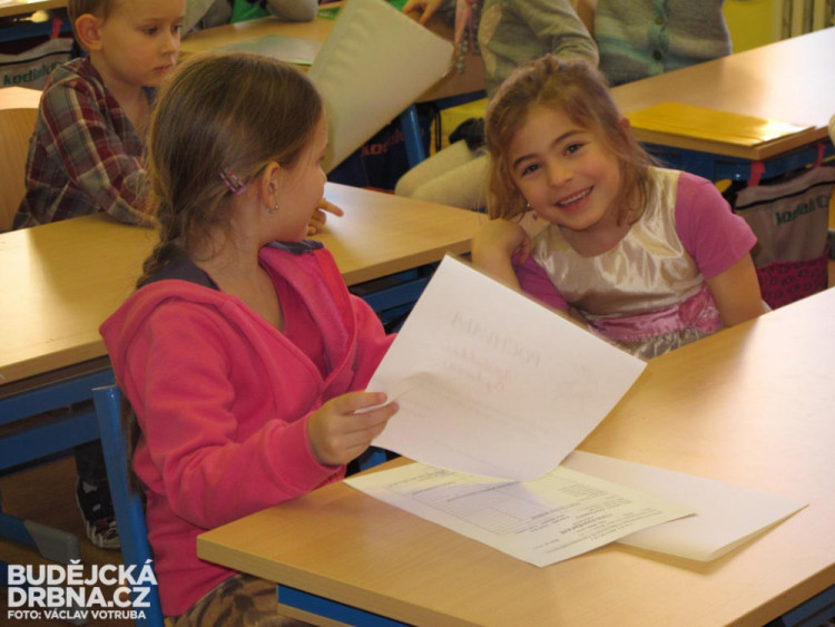 Prvňáčci ze ZŠ Baarova dostali pololetní vysvědčení