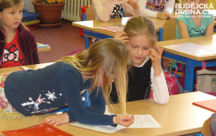 Prvňáčci ze ZŠ Baarova dostali pololetní vysvědčení