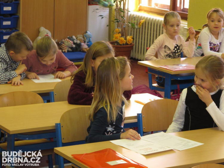 Prvňáčci ze ZŠ Baarova dostali pololetní vysvědčení