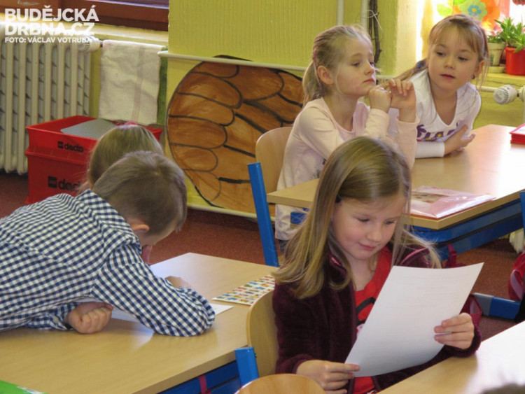Prvňáčci ze ZŠ Baarova dostali pololetní vysvědčení