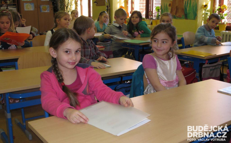 Prvňáčci ze ZŠ Baarova dostali pololetní vysvědčení