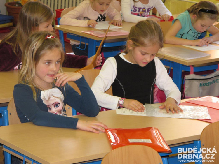 Prvňáčci ze ZŠ Baarova dostali pololetní vysvědčení