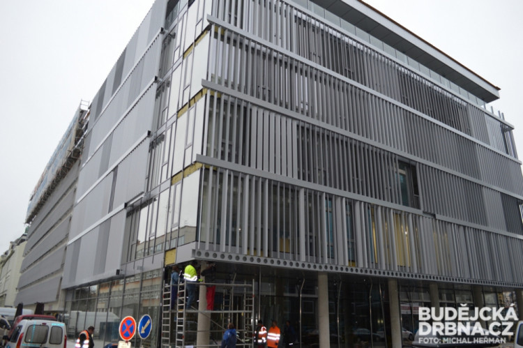 Stavební práce na parkovacím domě v ulici F. A. Gerstnera