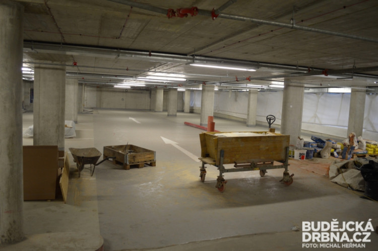 Stavební práce na parkovacím domě v ulici F. A. Gerstnera