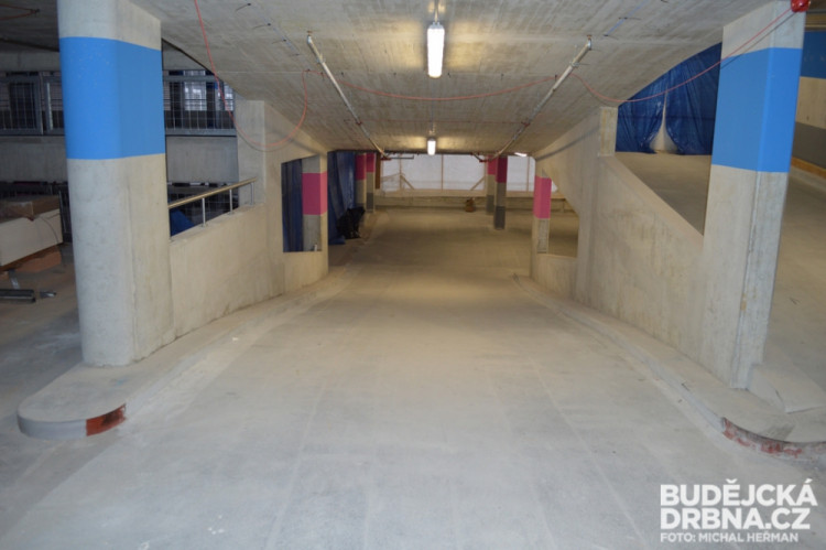 Stavební práce na parkovacím domě v ulici F. A. Gerstnera