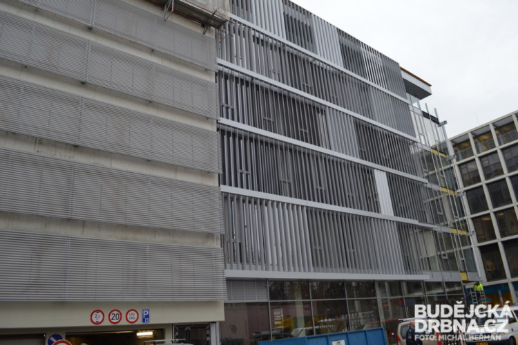 Stavební práce na parkovacím domě v ulici F. A. Gerstnera