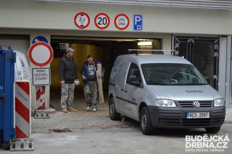 Stavební práce na parkovacím domě v ulici F. A. Gerstnera