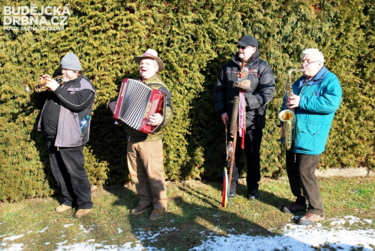 Koledníky doprovázela živá kapela