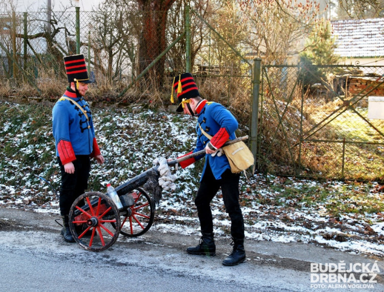 Koledníky doprovází dělostřelci, kteří se starají o pořádný rachot