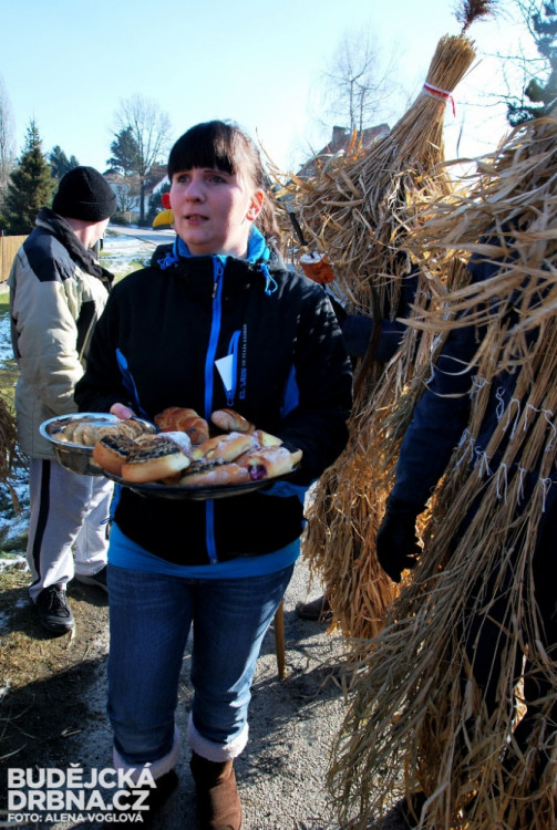 Místní se na koledníky dobře připravují. Jídla a pití je dostatek