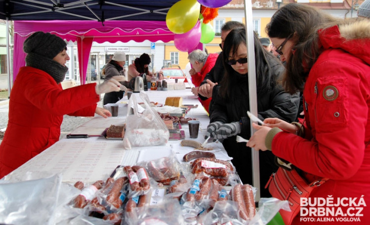 Masné pochutiny bylo možné zakoupit jen od místního řezníka