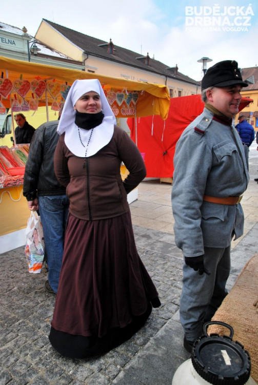 Na kaplickém náměstí jste mohli potkat vojáka, civila i abatyši