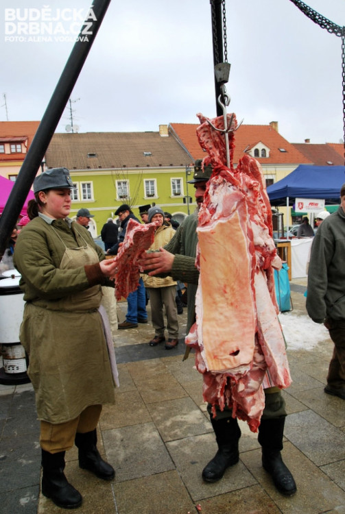 Přímo na náměstí probíhala ukázka lidové zabijačky