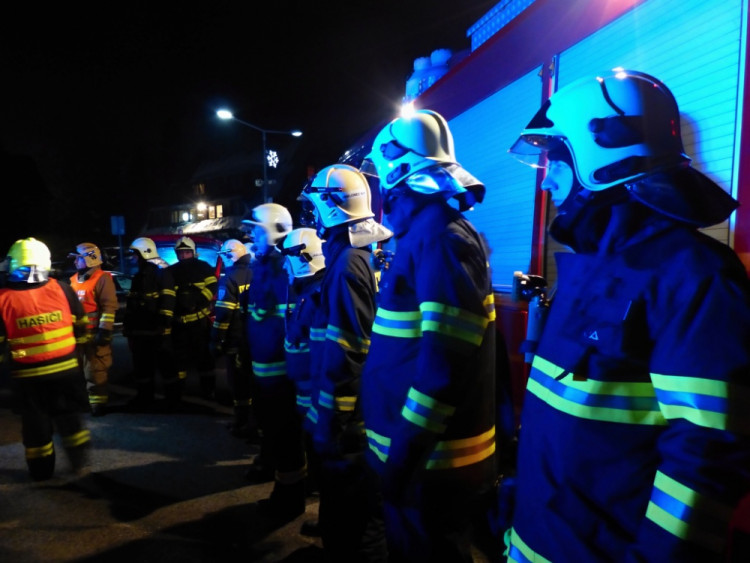 Požár a rozsáhlá pátrací akce. Noční cvičení plánovali dva roky