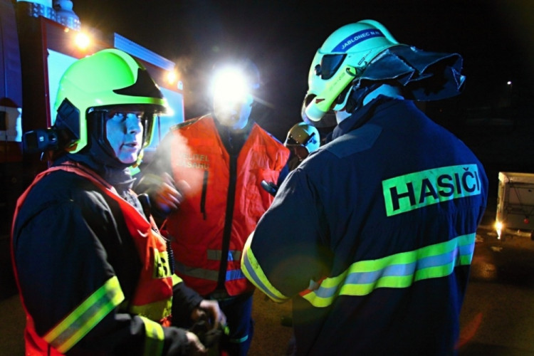 Požár a rozsáhlá pátrací akce. Noční cvičení plánovali dva roky