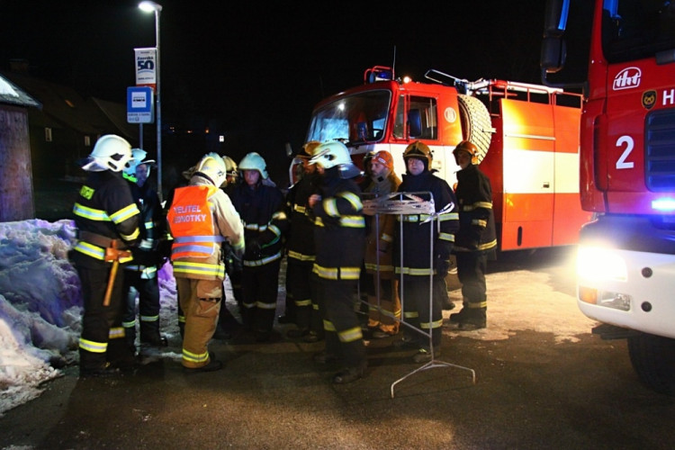 Požár a rozsáhlá pátrací akce. Noční cvičení plánovali dva roky