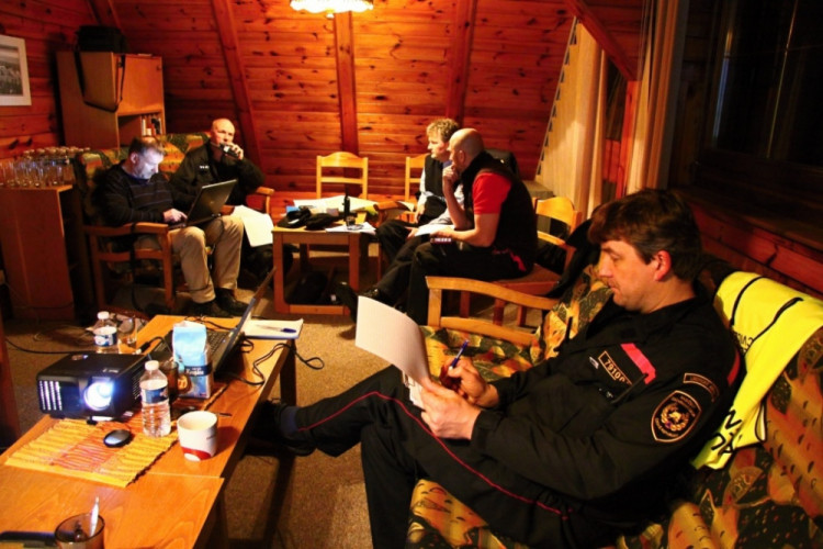 Požár a rozsáhlá pátrací akce. Noční cvičení plánovali dva roky