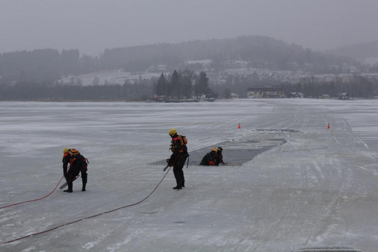 Pod peugeotem se na Lipně prolomil led. U Bližší Lhoty ho museli vytáhnout hasiči