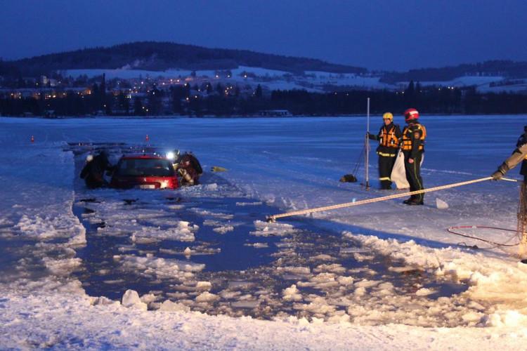 Pod peugeotem se na Lipně prolomil led. U Bližší Lhoty ho museli vytáhnout hasiči