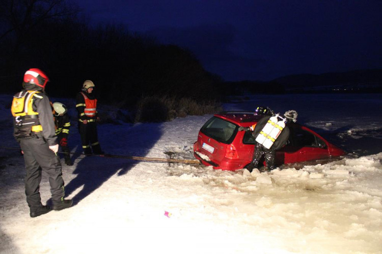 Pod peugeotem se na Lipně prolomil led. U Bližší Lhoty ho museli vytáhnout hasiči