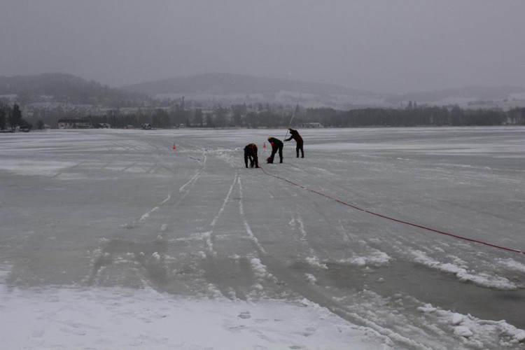 Pod peugeotem se na Lipně prolomil led. U Bližší Lhoty ho museli vytáhnout hasiči