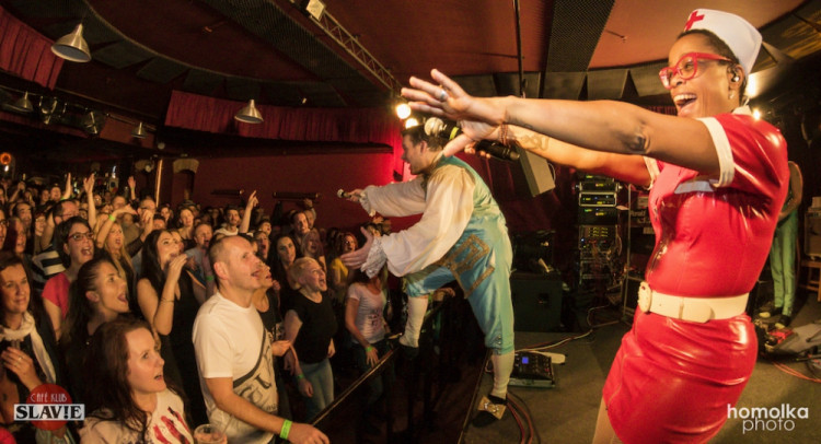 Kapela Monkey Business řádila v Café Klubu Slavie