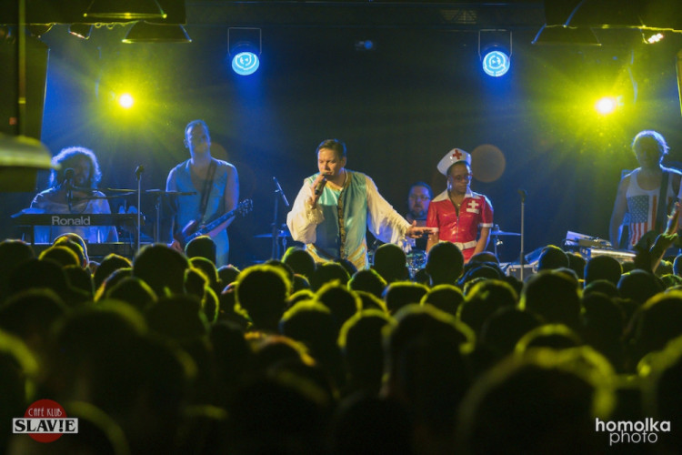 Kapela Monkey Business řádila v Café Klubu Slavie