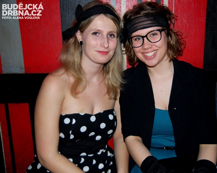 Puntíkaté šaty, šátky, rukavičky...