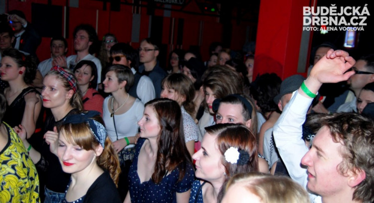 Živá electroswingová kapela to parádně rozjela