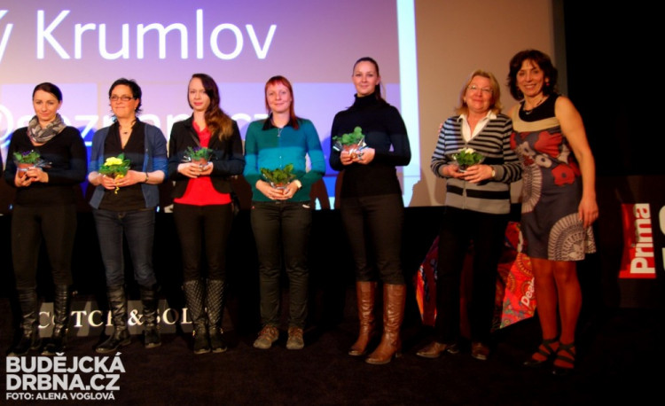 Dámy dostaly třináct květin