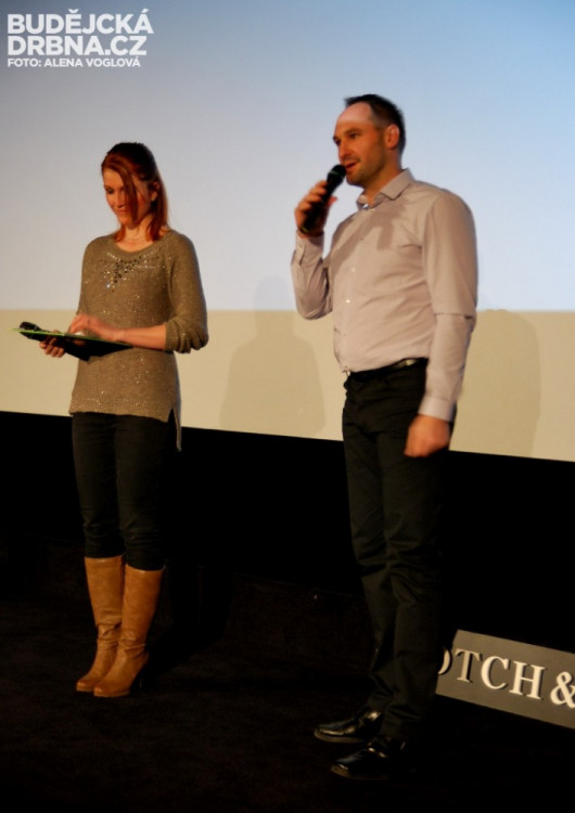 Věnoval přítomným dívkám slevové kupony