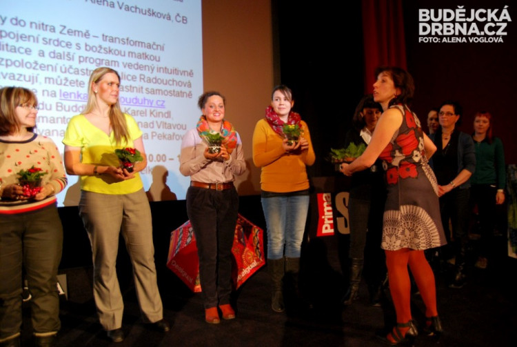 Paní ředitelka Svatava Kopečková rozdávala květiny