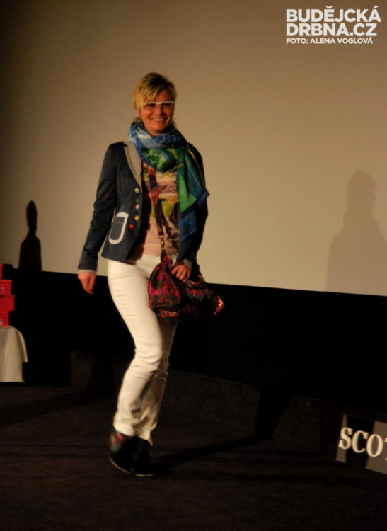 Paní Jitka si za svou odvahu na mole odnesla krásnou kabelku