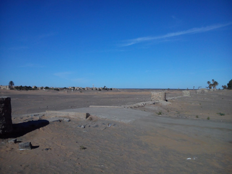 Kanál s kontrolními šachtami